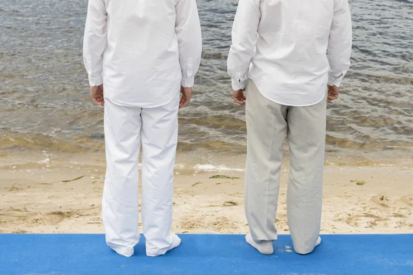 人の男性は 水のバプテスマを計画しています 川の前で白い服の — ストック写真