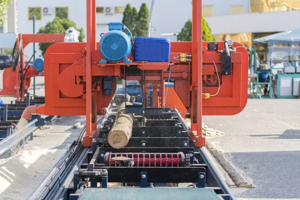 Empresa Carpintería Máquina Corte Madera Tronco Parcialmente Fresado Una Fresadora — Foto de Stock