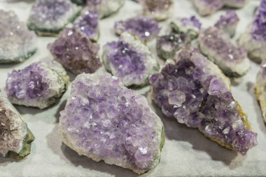 Amathyst kuvars Jeod içi. Akuamarin doğal kuvars mavi mücevher jeolojik kristalleri arka plan doku.