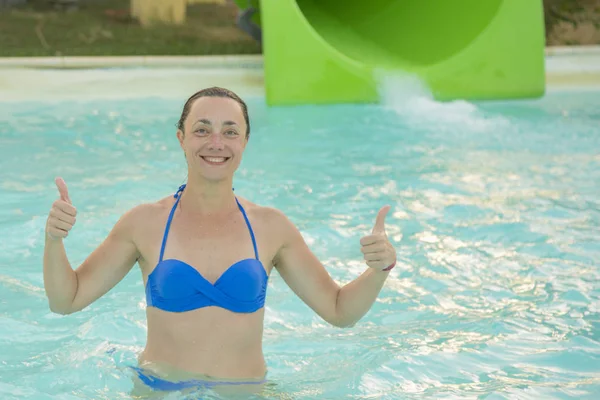 Glückliches Mädchen Bikini Sliding Water Park Frau Blauen Badeanzug — Stockfoto