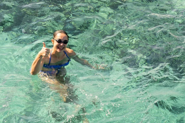 Mujer Joven Feliz Traje Baño Azul Mar Vacaciones — Foto de Stock