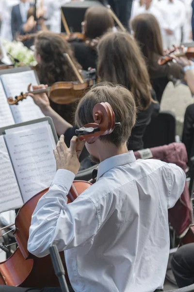 Άνδρες Ένα Βιολοντσέλο Μια Ορχήστρα Κάθετη Φωτογραφία — Φωτογραφία Αρχείου