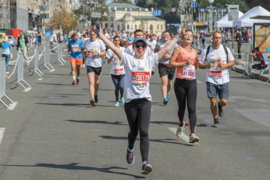 Ukrayna, Kiev, Ukrayna 09.09.2018 sporcular ve Amatör çalıştırıyorsunuz. İnsanlar içinde çalışan nişanlandık. Sağlıklı yaşam teşviki. Çocuklar ve ebeveynler yarış katılın