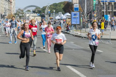 Ukrayna, Kiev, Ukrayna 09.09.2018 sporcular ve Amatör çalıştırıyorsunuz. İnsanlar içinde çalışan nişanlandık. Sağlıklı yaşam teşviki. Erkekler ve kadınlar yarış katılın