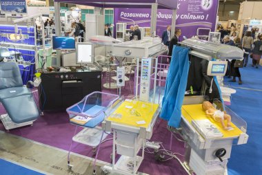 Kiev, Ukrayna. 5 Ekim 2018. Jinekolojik ekipman Sergisi. Genicologic sandalye. İnsanlar kadın hastalıkları Sergisi.