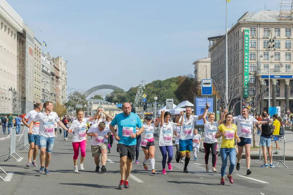 乌克兰 乌克兰09 2018 运动员和业余爱好者都在跑步 人们都在跑步 提倡健康的生活方式 男人和女人参加比赛 — 图库照片