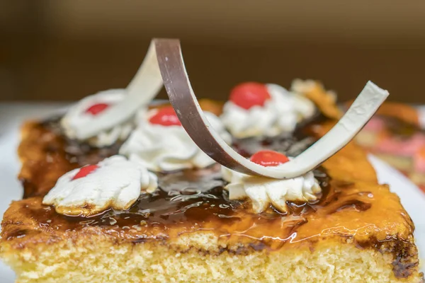 Gros Plan Gâteau Savoureux Avec Gelée Pépites Chocolat Fruits Desserts — Photo