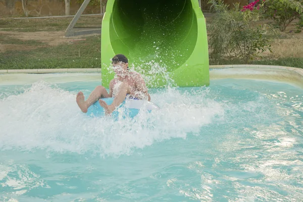 Αγόρι Έχει Στην Πισίνα Μετά Από Πηγαίνοντας Κάτω Νεροτσουλήθρα Κατά — Φωτογραφία Αρχείου