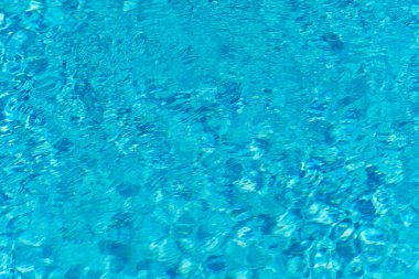 Mavi su yüzme havuzu arka planda. Güneş yansıması ile yüzme havuzunda su dalgalanma. Mavi yüzme havuzu su ayrıntı et kalınlığı ile yivli