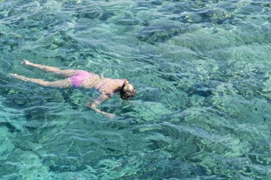 Genç kız tatil tropikal suya dalış. Mavi denizde yüzme kadın. Tam yüz şnorkel maskesi içinde şnorkel kız