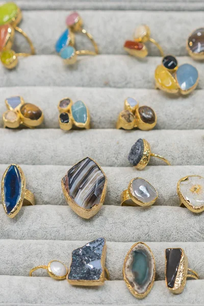 Anéis Com Grandes Pedras Preciosas Janela Anéis Com Pedras Diferentes — Fotografia de Stock