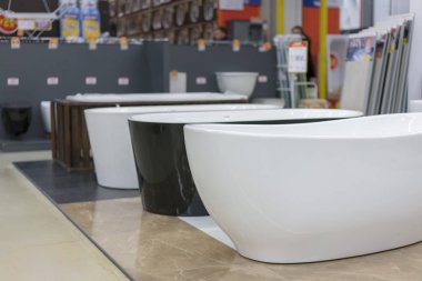 Yapı Market banyoda. banyo sıhhi tesisat deposunda. Dükkanı banyoları. Sıhhi tesisat. Yeni Hamam. Güzel dövme bacaklar banyo.