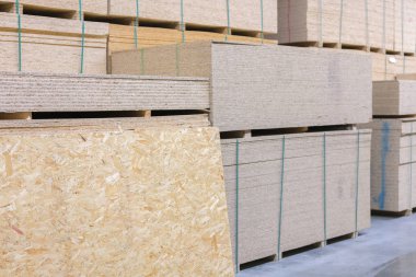 Kereste osb, kontrplak, mdf, Proje paneli ABD'de donanım mağazasında. Ahşap çubuklar, yonga levhaları, sterlingboard kereste ev geliştirme perakendeci içinde raflarda. Müşteri alışveriş.