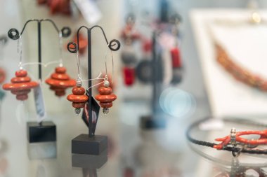 Vitrin içinde taş olan kahverengi küpe. yakın çekim