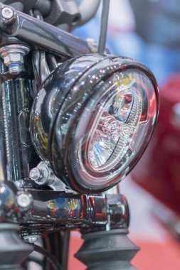 Krom farlar lüks motosiklet yakın çekim. Bir motosiklet, klasik şık krom kaplama motosiklet Far krom far. dikey fotoğraf.