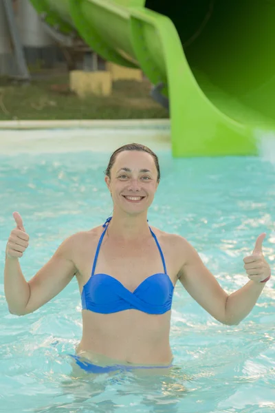 Glückliches Mädchen Bikini Sliding Water Park Frau Blauen Badeanzug Vertikales — Stockfoto