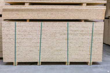 Kereste osb, kontrplak, mdf, Proje paneli ABD'de donanım mağazasında. Ahşap çubuklar, yonga levhaları, sterlingboard kereste ev geliştirme perakendeci içinde raflarda. Müşteri alışveriş.