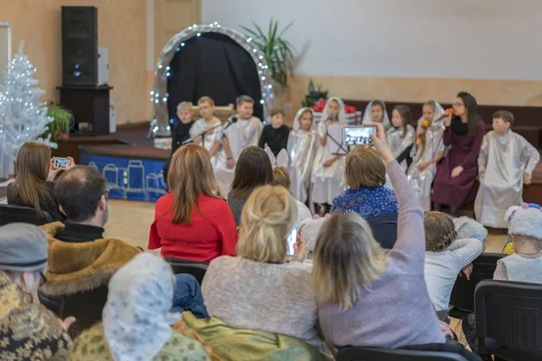 Rodzice Obserwują Działania Dzieci Przedszkolu Wakacje Dla Dzieci Przedszkolu Rozmyte — Zdjęcie stockowe