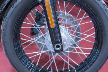 ön tekerlek motosiklet. Motosiklet ön tekerlek ve konuşmacı merkezi tekerlek disk üzerinde odaklanılan closeup.