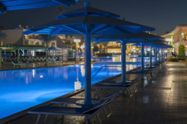 gece görünümü, havuzlu lüks resort. Otel açık peyzaj havuzlu. Zengin otel gece havuzu tarafı.