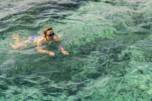 Schwimmerin Schwimmt Blauen Meer Frau Schwimmt Meer — Stockfoto