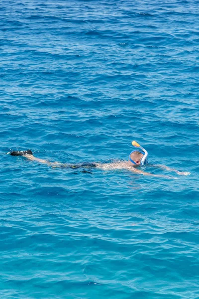 Mann Mit Schnorchelmaske Und Schnorchel Meer Schnorcheln Schwimmen Urlaub Touristen — Stockfoto