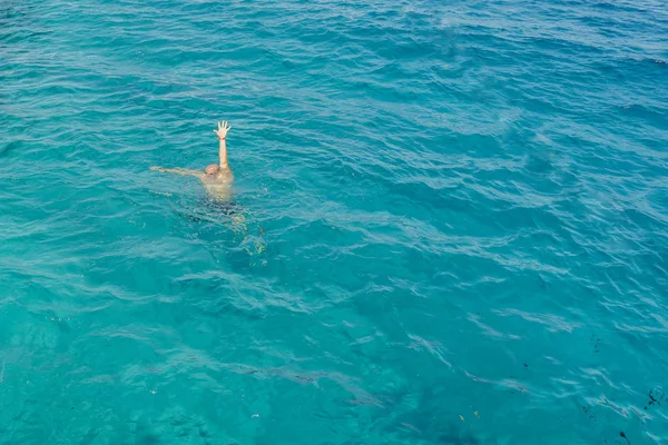 Утопающий Человек Море Просит Помощи Поднятыми Руками Человек Тонет Море — стоковое фото