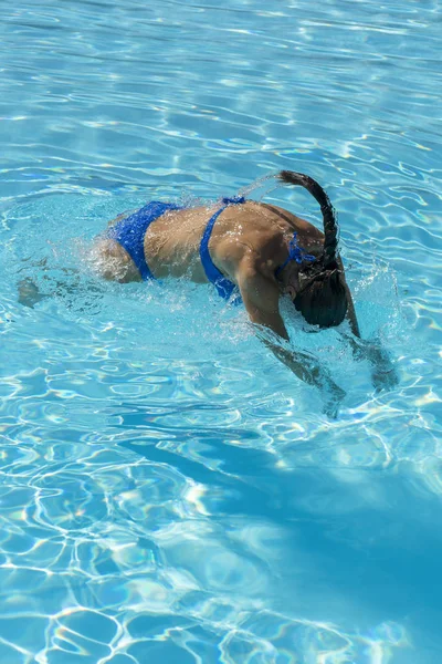 Kvinna Dykning Poolen Ung Vacker Flicka Simning Poolen Brunett Avkopplande — Stockfoto