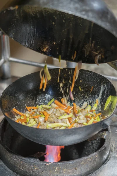 Chef Profesional Fuego Cocinar Verduras Alimentos Sobre Fuego Abierto Cocineros — Foto de Stock