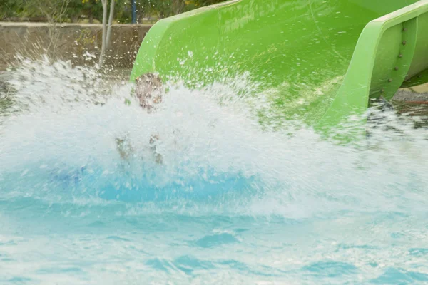 Junge Hat Spaß Während Zeit Aquapark Verbringt Rutscht Die Wasserrutsche — Stockfoto
