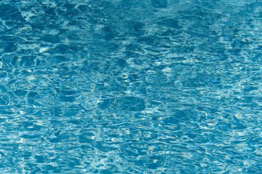 Mavi su yüzme havuzu arka planda. Güneş yansıması ile yüzme havuzunda su dalgalanma. Mavi yüzme havuzu su ayrıntı et kalınlığı ile yivli