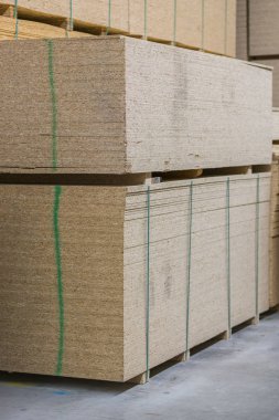Kereste osb, kontrplak, mdf, Proje paneli ABD'de donanım mağazasında. Ahşap çubuklar, yonga levhaları, sterlingboard kereste ev geliştirme perakendeci içinde raflarda. Müşteri alışveriş. dikey fotoğraf.