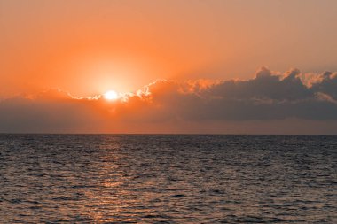 Denizin üzerinde renkli bir şafak, Sunset. Güzel sihirli gün batımı denizin üzerinde