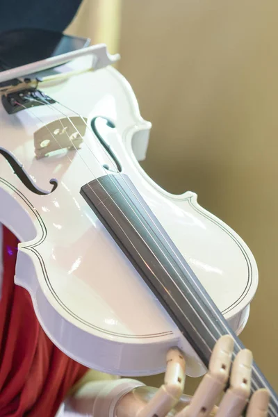 Violín Blanco Manos Robot Robot Tocando Violín Foto Vertical —  Fotos de Stock