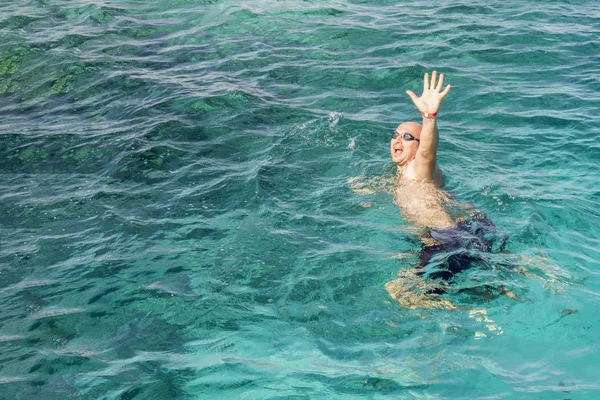 Ahogado Mar Pidiendo Ayuda Con Los Brazos Levantados Hombre Está — Foto de Stock