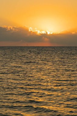 Renkli şafak denize, günbatımı. Denize güzel sihirli gün batımı. dikey fotoğraf.