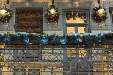 balkon Noel dekorasyonu. Kış tatilleri için dekore edilmiş ev