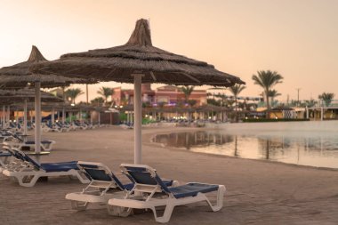 Vintage şemsiye ile deniz plaj. Mısır Resort'ta akşam. tonda.