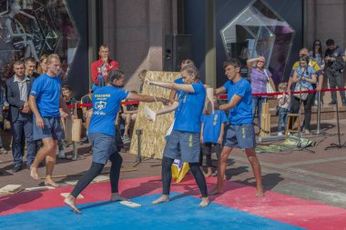 Ukrayna, Kiev, Ukrayna 09.09.2018 gösterge sokak performansı güreşçiler. Sağlıklı yaşam teşviki. Karate sokakta. Çocuk kurulu eliyle tatili..