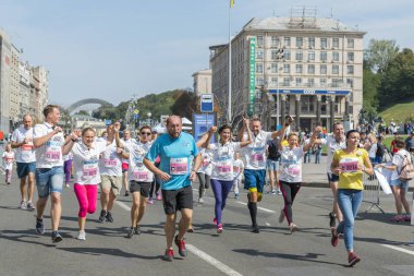 Ukrayna, Kiev, Ukrayna 09.09.2018 sporcular ve Amatör çalıştırıyorsunuz. İnsanlar içinde çalışan nişanlandık. Sağlıklı yaşam teşviki. Erkekler ve kadınlar yarış katılın