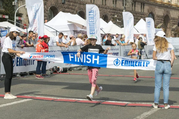 Ucrania Kiev Ucrania 2018 Primera Chica Termina Carrera Promoción Estilos —  Fotos de Stock