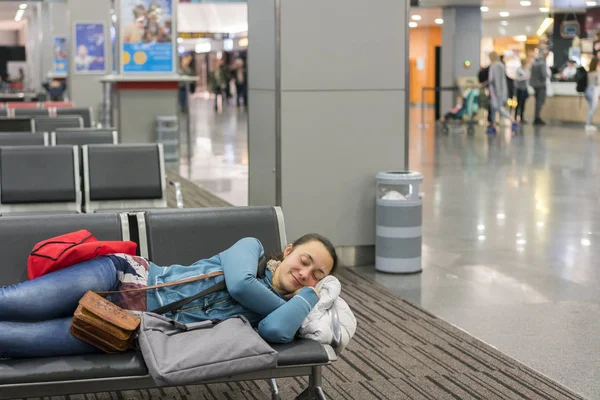 Młoda Kobieta Spanie Lotnisku Oczekiwaniu Jej Lotu Zmęczony Podróżny Kobieta — Zdjęcie stockowe