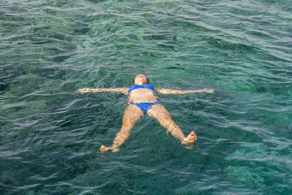 Mujer Joven Bikini Nadando Agua Clara Nadadora Nadando Mar Azul — Foto de Stock