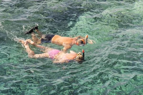 Pareja Casada Haciendo Snorkel Aguas Tropicales Vacaciones Mujer Nadando Mar — Foto de Stock