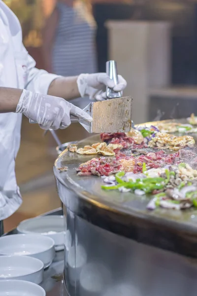 Кухар Ресторані Смажить Їжу Великій Залізній Пожежній Коробці Вертикальна Фотографія — стокове фото