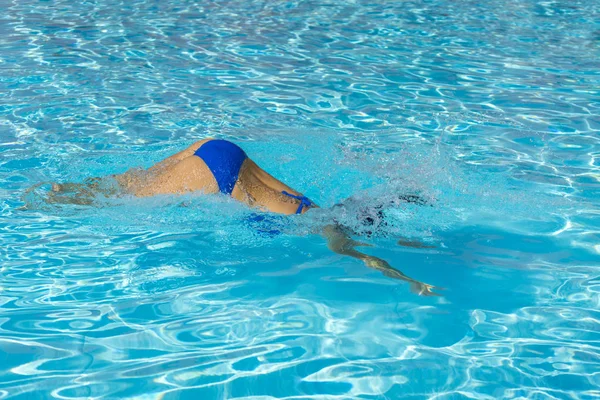 Yüzme Havuzunda Dalış Kadın Genç Güzel Kız Havuzda Esmer Güneşli — Stok fotoğraf