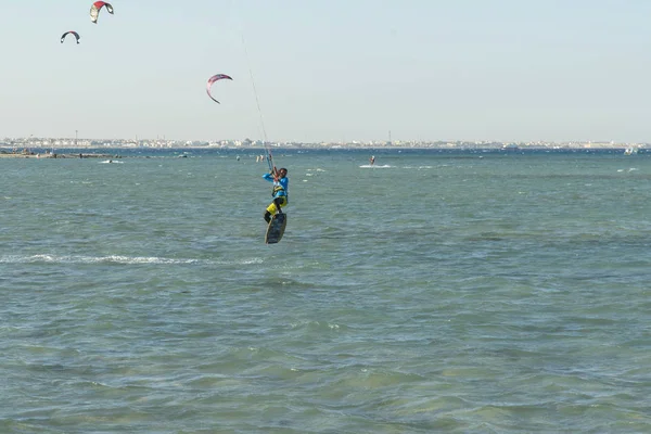 ハルガダ エジプト 2018 日波の中でカイト サーフィン カイトボーディング アクション写真男はすぐに行きます 凧のサーファーは波に乗る — ストック写真
