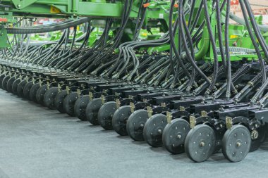 Mısır hasat kafa ile birkaç gümüş bıçaklar. Tarım makineleri-Zemin işleme için.