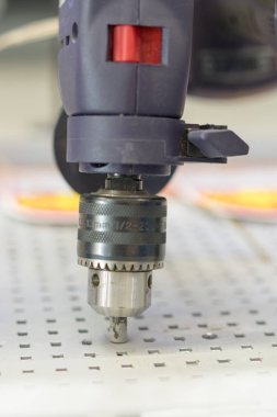 Makro atış sayaç lavabo chuck bit matkap. Elektrikli matkap. dikey fotoğraf.