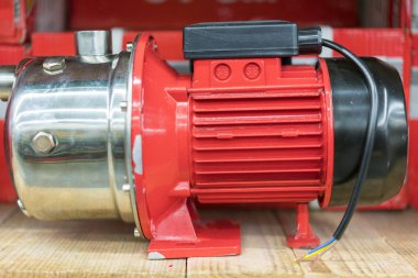 Mağaza rafındaki elektrikli pompa. Yüksek teknoloji su jeti Pompa Hidrofor için raf sanayi iş ile kapatmak.